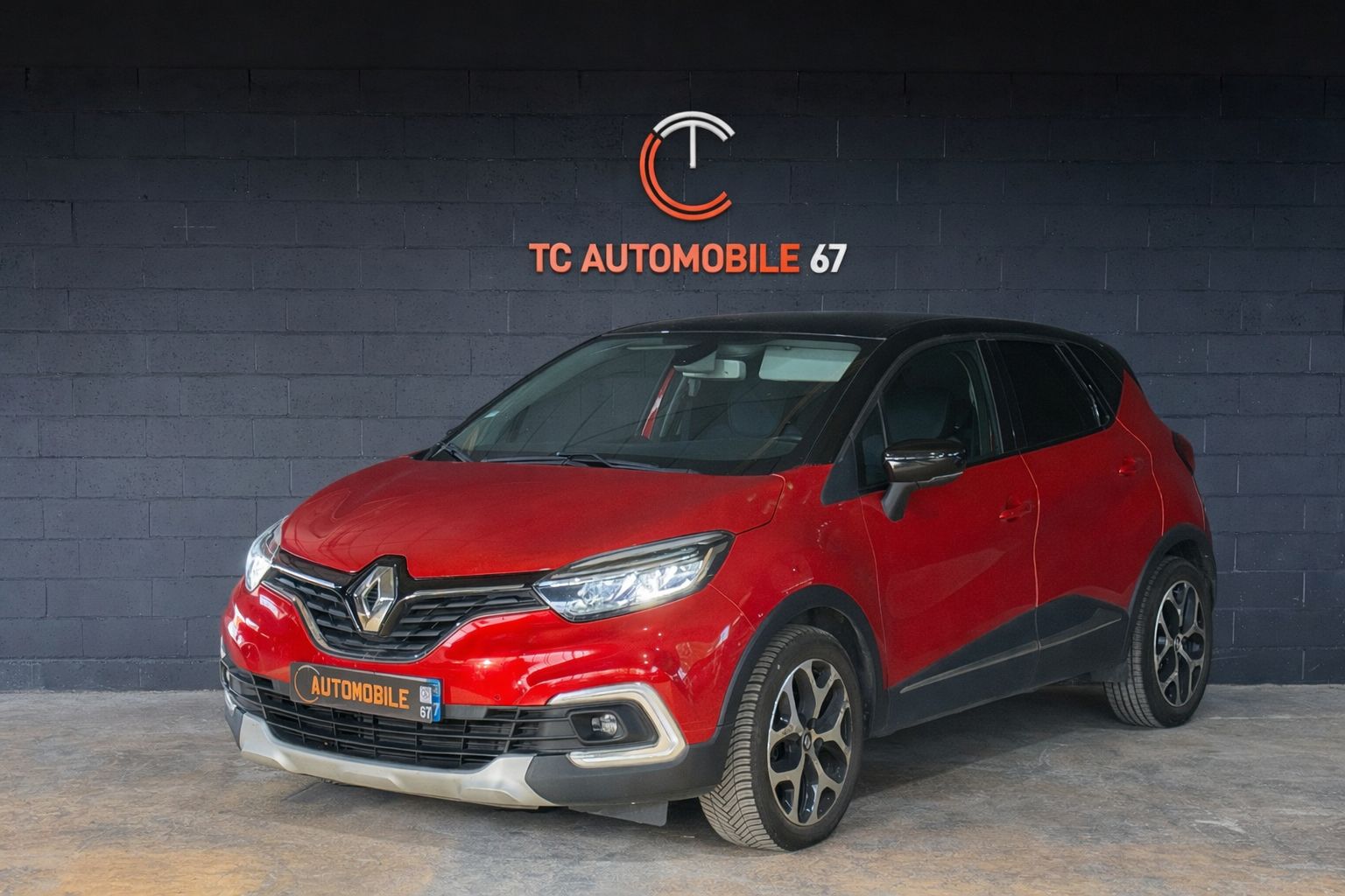Renault Captur rouge devant le mur TC Automobile 67